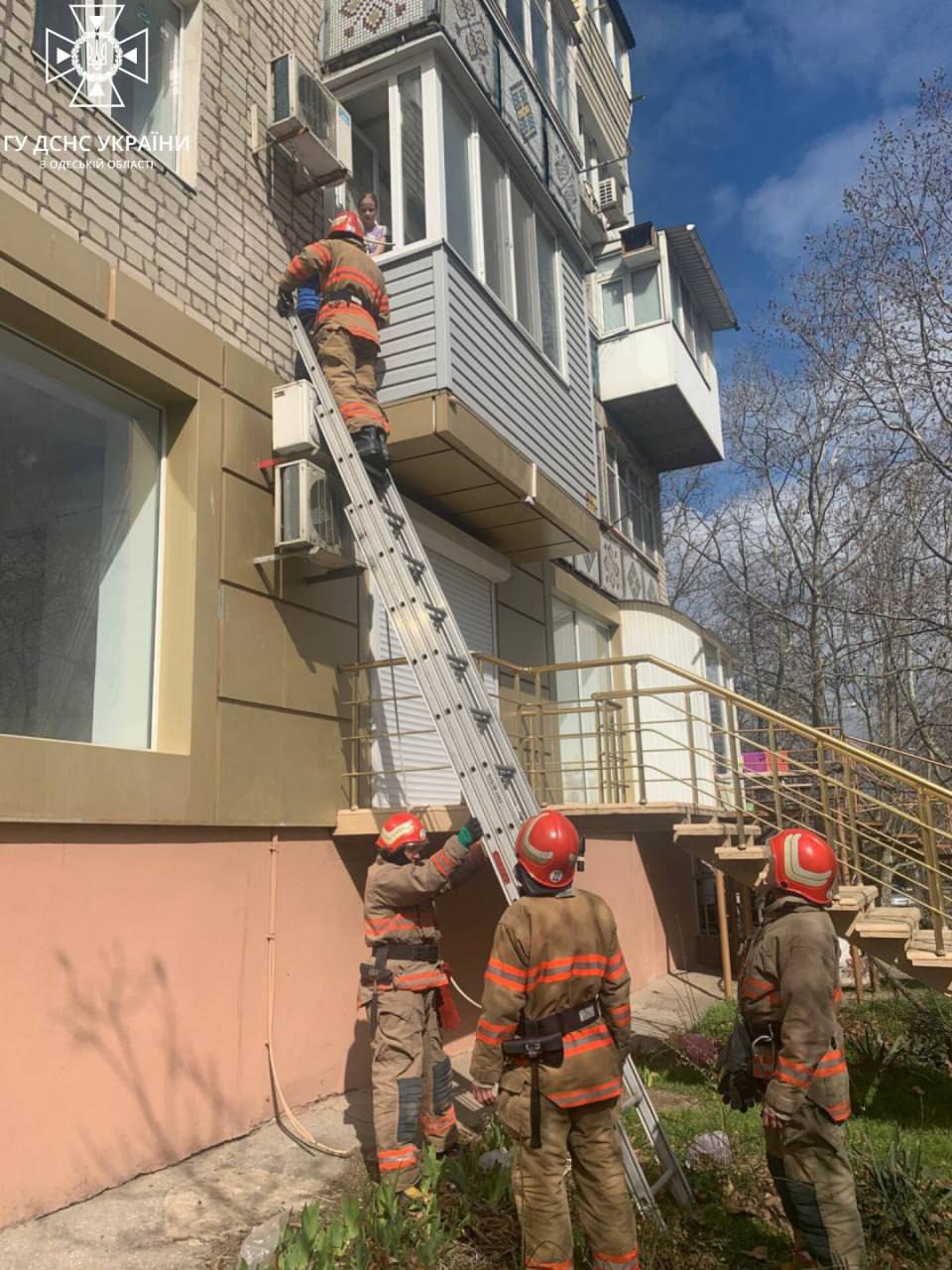 Под Одессой спасли маленького мальчика, который очутился на кондиционере за балконом (фото)